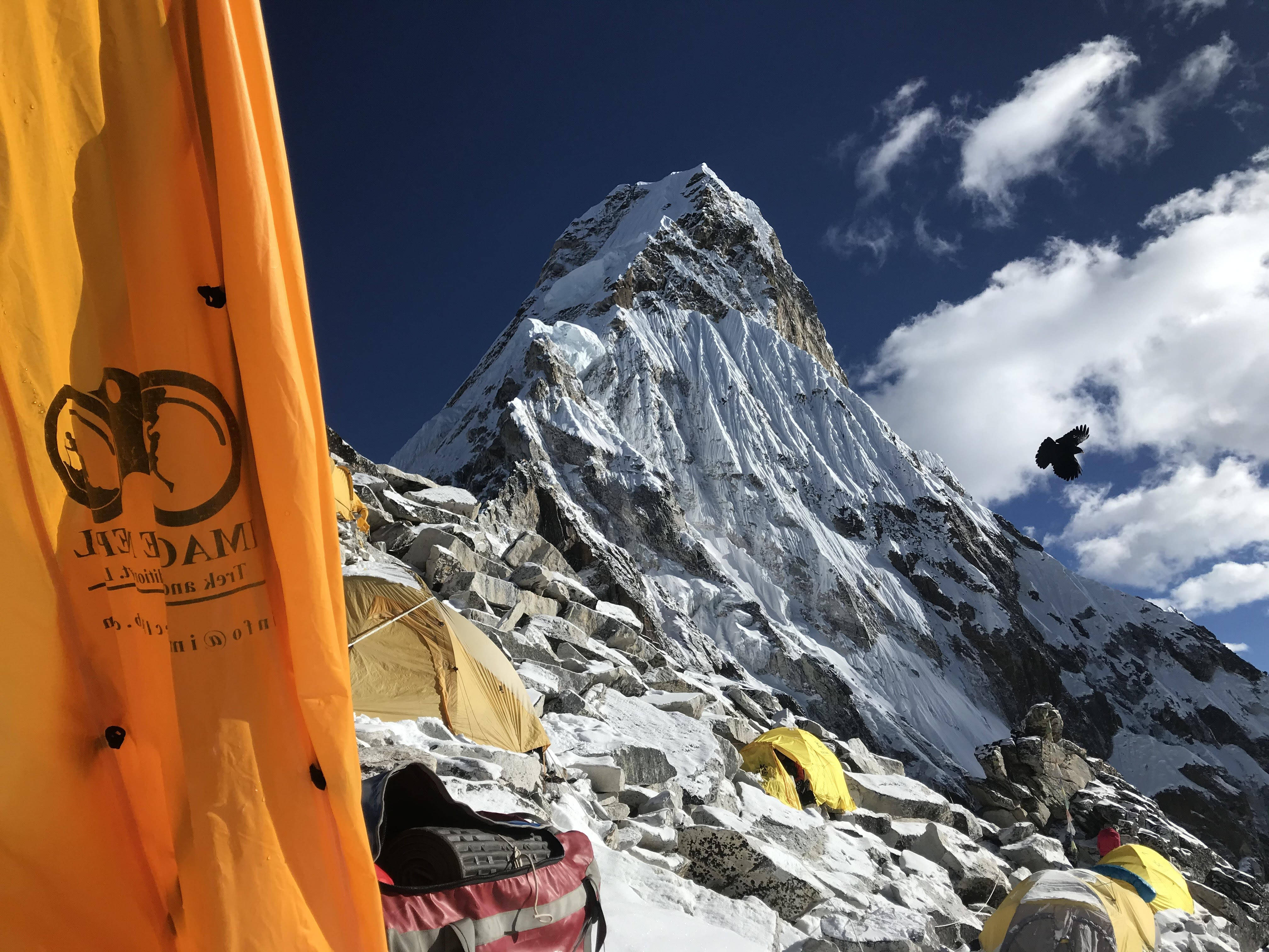 尼泊尔登山选手历经千辛万苦，最终成功登顶